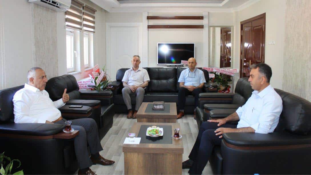 Sn. Kaymakamımız Mahmut Hersanlıoğlu İlçe Milli Eğitim Müdürümüz Sn. Mustafa Çelik'e hayırlı olsun ziyaretinde bulundular.