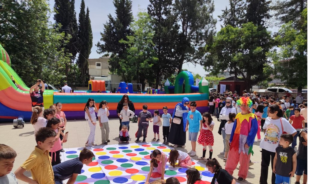 Şehit Niyazi Ergüven İlkokulu ve Fatih İlkokulu'nda TUSAŞ ELİNİ UZAT DERNEĞİ  tarafından Bahar Şenliği Programı yapıldı.